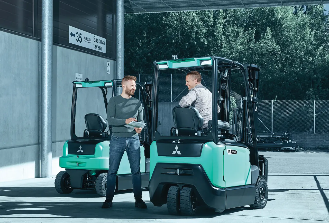 EDiA-gaffeltrucks fra Logisnext Denmark med medarbejdere ved lastport i det fri