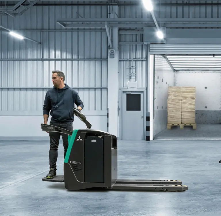 Medarbejder kører Premia-palleløfter fra Logisnext Denmark i lager mod lastport