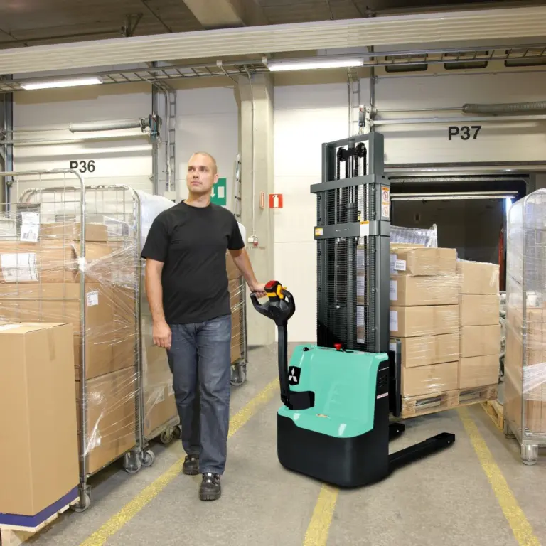 Man kör en Mitsubishi eldriven staplare med kartonger vid lastport P37 i ett lager