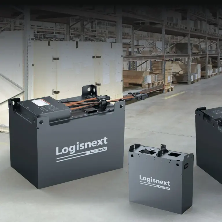 Tre Logisnext Li-Ion-batterier i olika storlekar framför ett lager med pallställ