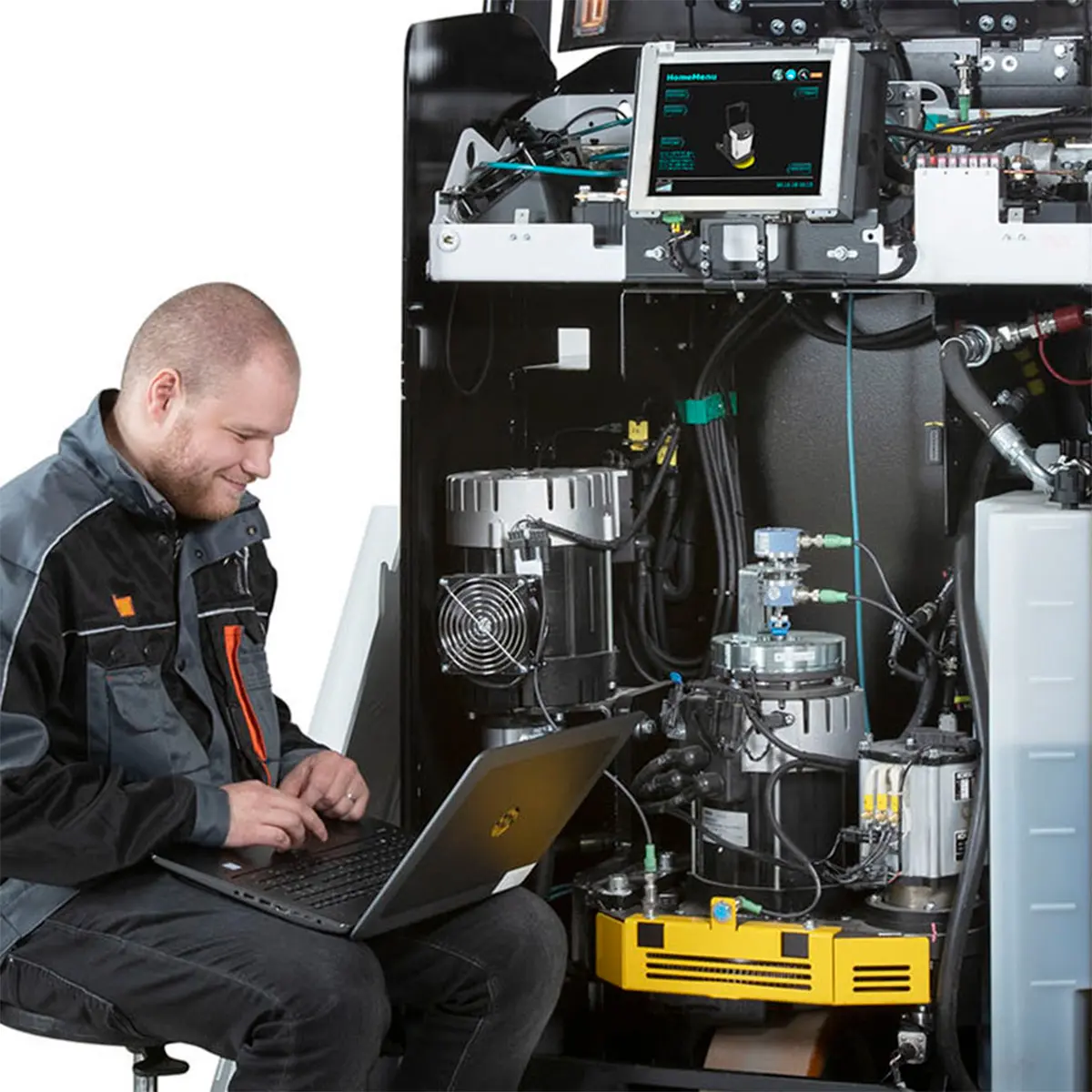 Tekniker programmerar en trucks styrsystem med bärbar dator vid öppen elektronikpanel
