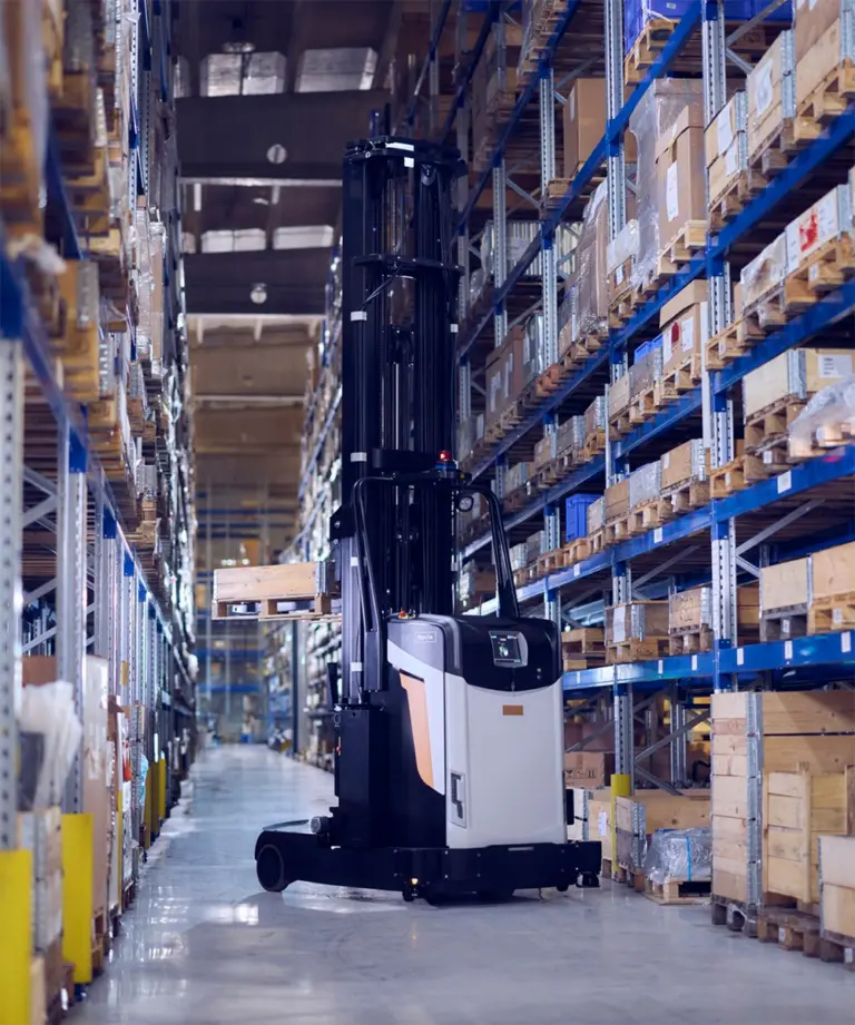 Rocla-reachtruck fra Logisnext Denmark henter palle i lang lagergang med højreoler