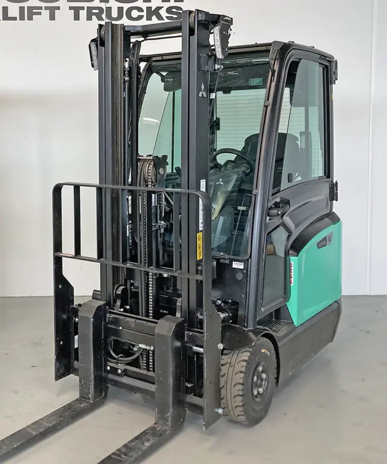 EDiA E-gaffeltruck fra Logisnext Denmark med lukket førerkabine fotograferet i studie