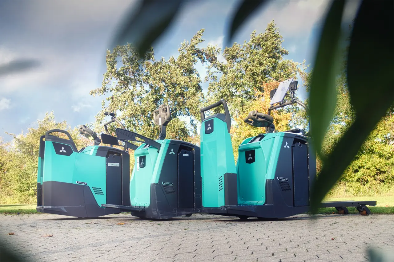 Premia-palleløftere fra Logisnext Denmark opstillet udendørs mellem grønne træer
