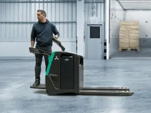 Medarbejder kører Premia-palleløfter fra Logisnext Denmark i lager mod lastport