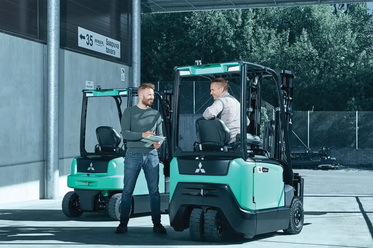 EDiA-gaffeltrucks fra Logisnext Denmark med medarbejdere ved lastport i det fri